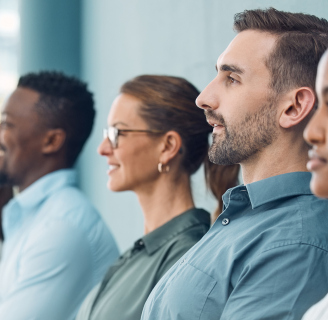 Groupe de gens alignés en session de formation