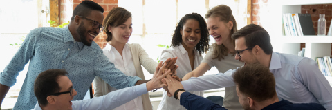 Equipe de collaborateurs enthousiastes joignant leurs mains