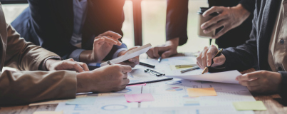 Groupe de travail et négociation autour d'une table 