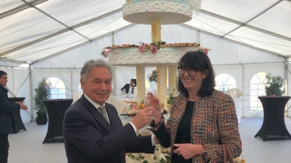 Marcel Rogemont et Corinne Mesnil, devant le symbole du centenaire d'Habitat Drouais