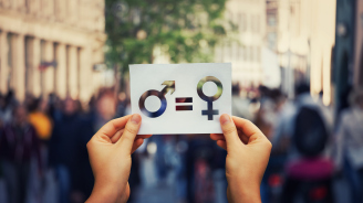 Deux mains tenant une affichette symbolisant égalité femme homme et parité