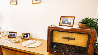 Radio et objets vintage lors d'une exposition sur les logements HLM