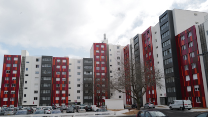 Barres d'immeubles rouges et blancs