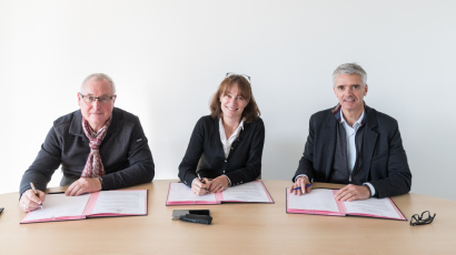 Trois personnes signent un contrat