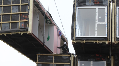 Une grue empile des conteneurs