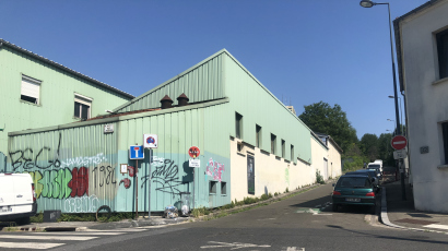 Vue de la rue d'un bâtiment vert 