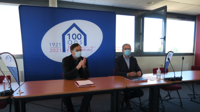Deux personnes signant une convention