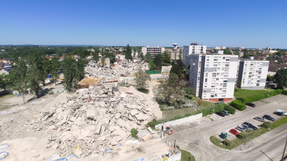 Vue de gravats après démolition d'une tour d'habitations