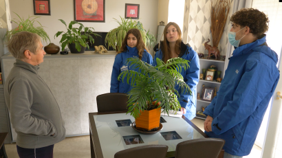 Visite de jeunes en service civique dans un logement HLM pour sensibiliser aux écogestes