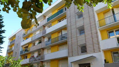 Vue extérieure d'un immeuble à la façade jaune et blanche