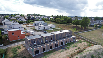 Vue aérienne d'un bâtiment construit hors-site en cours d'assemblage