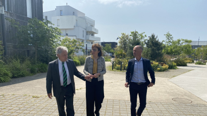 Marcel Rogemont, Hortense Le Pape et Erwan Robert visitent un quartier de Morbihan Habitat