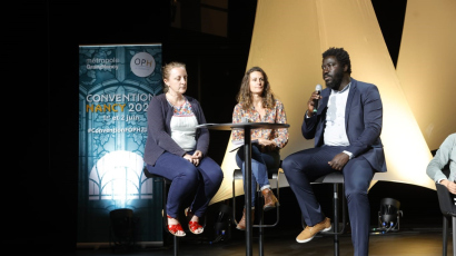 Trois représentants d'OPH présentent les projets de leur organisme sur la scène de la Convention de la FOPH