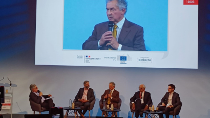 Marcel Rogemont prend la parole lors d'une table ronde aux Assises du logement 2023
