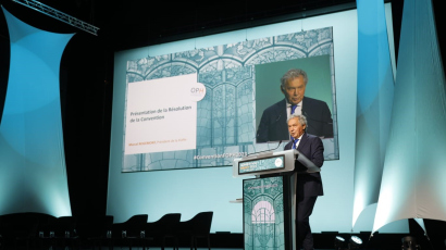 Marcel Rogemont sur la scène de la Convention 2023 de la FOPH