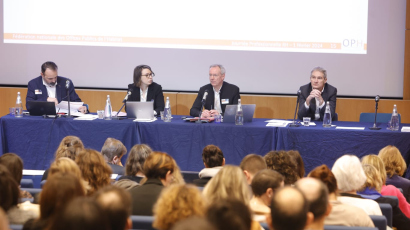 Des intervenants font une présentation sur scène lors d'une journée professionnelle