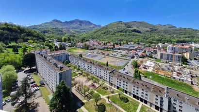 Vue d'immeubles de logements sociaux au pied des Pyrénées