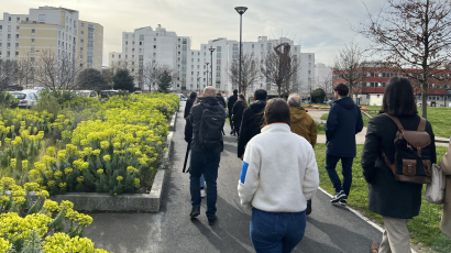 Groupe de personnes visitant un quartier HLM