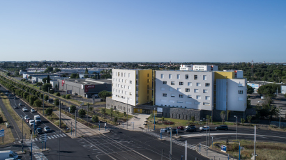 Vue aérienne du Foyer de jeunes travailleurs Ode à la jeunesse, dans une zone commerciale du sud de Montpellier