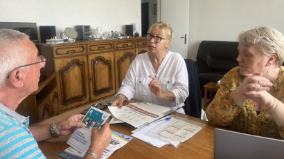 Un locataire reçoit des salariées de Pas de Calais habitat dans le cadre d'une viste de courtoisie