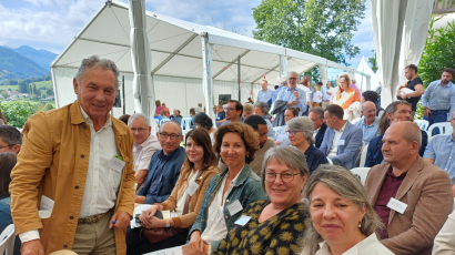 Marcel Rogemont pose aux côtés de dirigeants d'OPH lors des Entretiens d'Inxauseta 2024