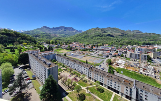 Vue d'immeubles de logements sociaux au pied des Pyrénées