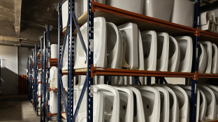 Stock d'éviers dédiés au réemploi dans la Maison du réemploi de l'OMh Grand Nancy
