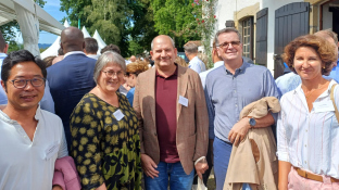 La Fédération des OPH pose avec des dirigeants d'organismes lors des Entretiens d'Inxauseta 2024